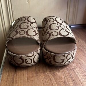 Guess sandal’s ( Brown ) Size 6 1/2